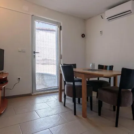 Lana Apartment *